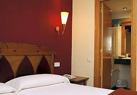 فندق Pirineos 2*