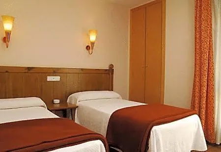 Pirineos فندق